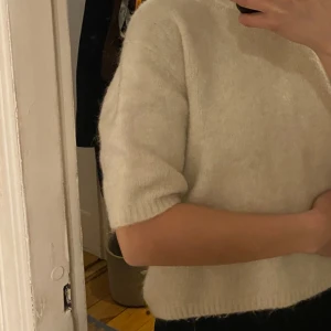Stickad kortärmad tröja  - Jättefin vit stickad tröja med blandat material, ull och alpacka!  Använd ett fåtal gånger Är XS men passar absolut S! ❤️