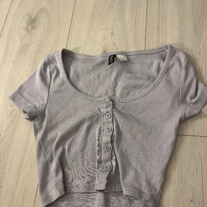 Lila chroppad t-shirt  - En jättegullig chroppad T-shirt som är perfekt till sommaren, den ser lite blålila ut men den är mer lila i verkligheten 💟