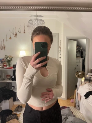 Långärmad - Säljer denna fina långärmade tröja som både är snygg och skön!!🤩