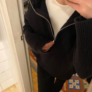 Fin oversized svart stickad tröja - Jätteskön och fin! Snygg att ha dragkedjan både öppen och stängd! Bra skick  XS men är som S, kanske även M