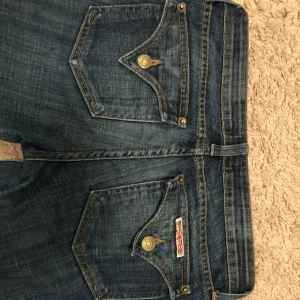 Jeans, Low waist bootcut - Säljer de här fina jeansen, de är i väldigt bra skick. Köpte de här på plick, men de passade tyvärr inte. De är bootcut och låg midjade. Skriv om du är intresserad eller om du vill ha fler bilder/har frågor💗 Jag är ca 170 och de passar i längden. 