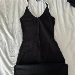 Strand klänning  - En söt enkelt strandklänning som sitter snyggt. Använt fåtal gånger. 