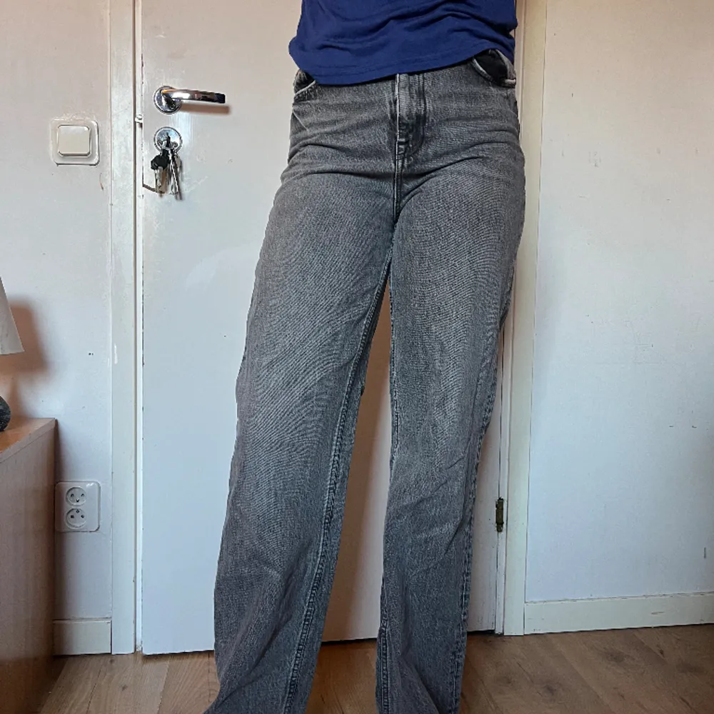 Ett par straight leg jeans från zara!  Använd några gånger men har gott skick ändå! Priset kan dock diskuteras. Jeans & Byxor.