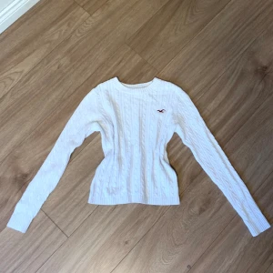 Stickad Hollister tröja - Super fin stickad tröja från hollister som passar till allt, säljer då den inte kommer till användning 