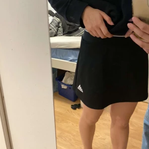 Tennis kjol  - Adidas club tennis skirt, nypris 499kr