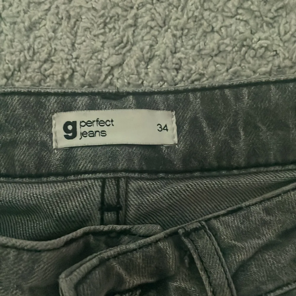 Köptes för 499 använda en gång pågrund av för små i midjan, säljer för 300. Gråa bootcut jeans Priset kan diskuteras. Jeans & Byxor.
