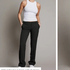 Lågmidjade kostym byxor från bik bok! - Dom här byxorna har storlek 34, dom är aldrig använda därför att dom inte passar mig så bra! Passar mest dom som är lite kortare. Dom är för stora i midjan för mig och jag har 67 runt midjan så passar nog nån som har runt 70-75.💞