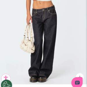 Jättesnygga jeans från edikted, helt oanvända, köpta för 599kr🤍 (skicka privat för egna bilder)