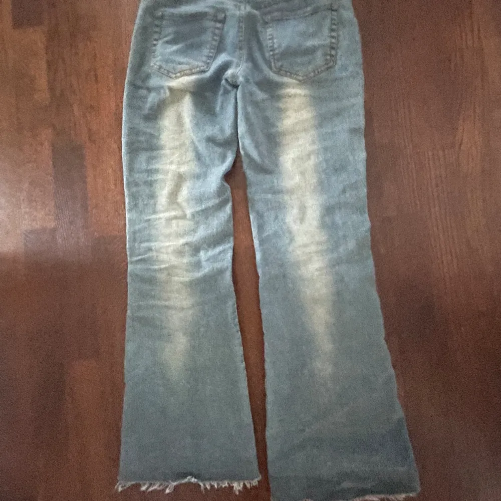 Lågmidjade Bootcut jeans ifrån Ze&Ge. Ascoola både fram med det ”räfflade” och sen  bak med blekning!  På gränsen till för korta för mig som är 172. I strl 36 men de är stretchiga så passar både större och mindre strl. Jeans & Byxor.