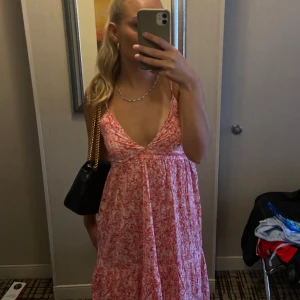 Sommarklänning - Klänning från Zara (slutsåld). Använd vid två tillfällen. Bl.a midsommar☀️❤️