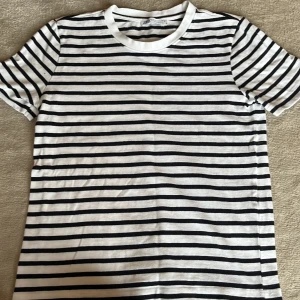 Randig T-shirt  - En randig T-shirt, näst intill oanvänd 