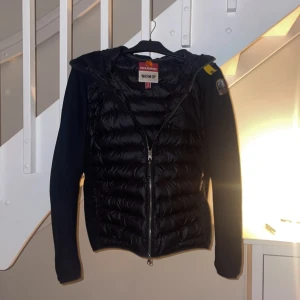 Para jumper - Säljer denna super fina och fräscha 1 år gamla parajumpern. Modellen är nolan mesh hooded hybrid och den är i storlek S. Vid snabb affär - 2000