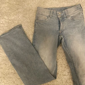 Jeans från hm - Kommer ej till andvändning 💓  Midjemått:36 Innerbenslängden: 73