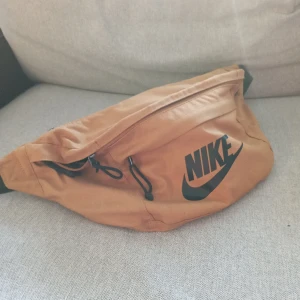 Nike magväska - Använd ett fåtal gånger så i fint skick.