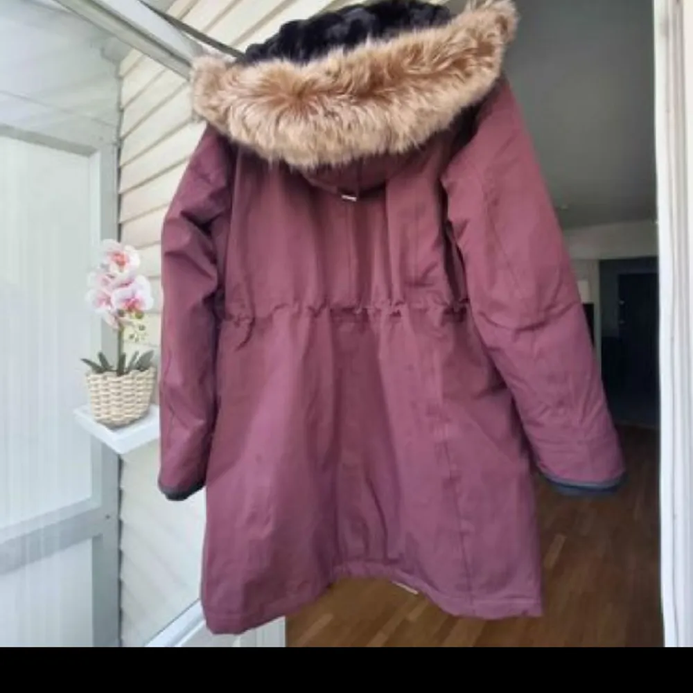 M size,waterproof,windproof,with soft fur ,perfectly good condition,as new. Jackor.