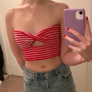 Twistad tubtopp  - Virkad tubtopp som är snurrad på framsidan! Justerbar i ryggen så passar de flesta✨ Perfekt till sommaren🩷❤️ 