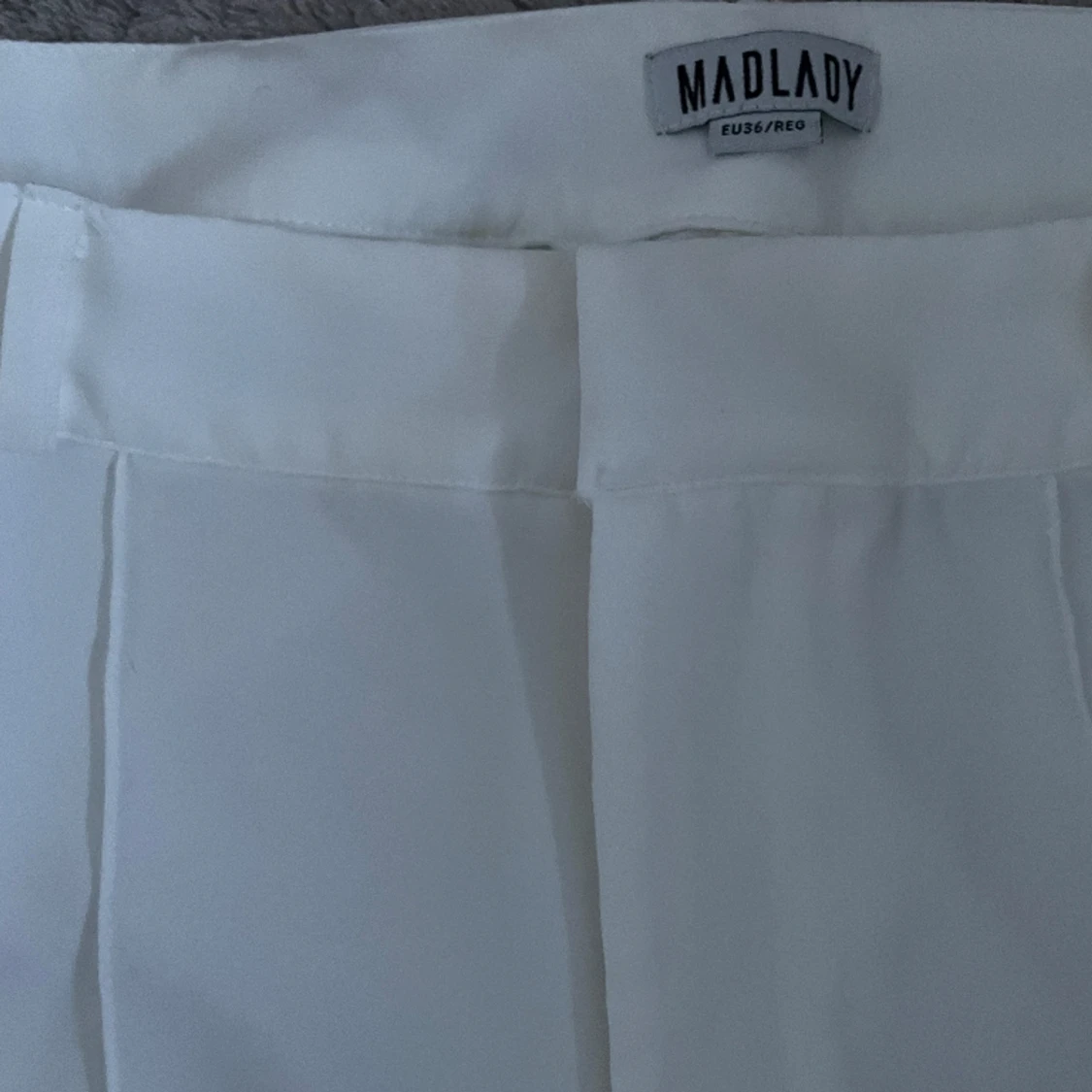 Vita midwaisted kostymbyxor  - 91