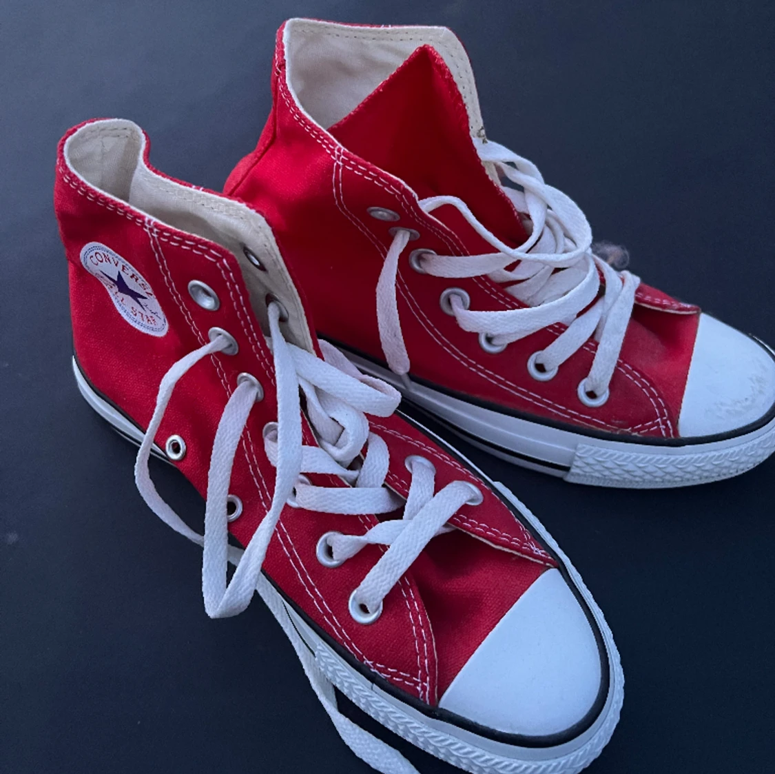 Röda Converse i storlek 36❤️