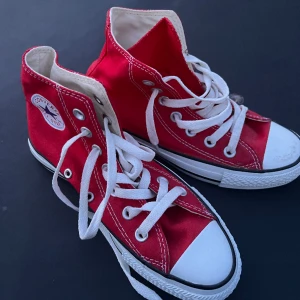 Röda Converse i storlek 36❤️ - Fint skick, använda fåtal gånger:)