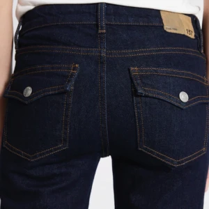 90’s boot jeans mörkblå - Jättesnygga jeans ifrån lager 157 i storlek S full length. Passar mig som 166 bra i längden. Endast använda 1 gång och är i nyskick därav priset. Lågmidjade/midwaist i mörkblå färg.