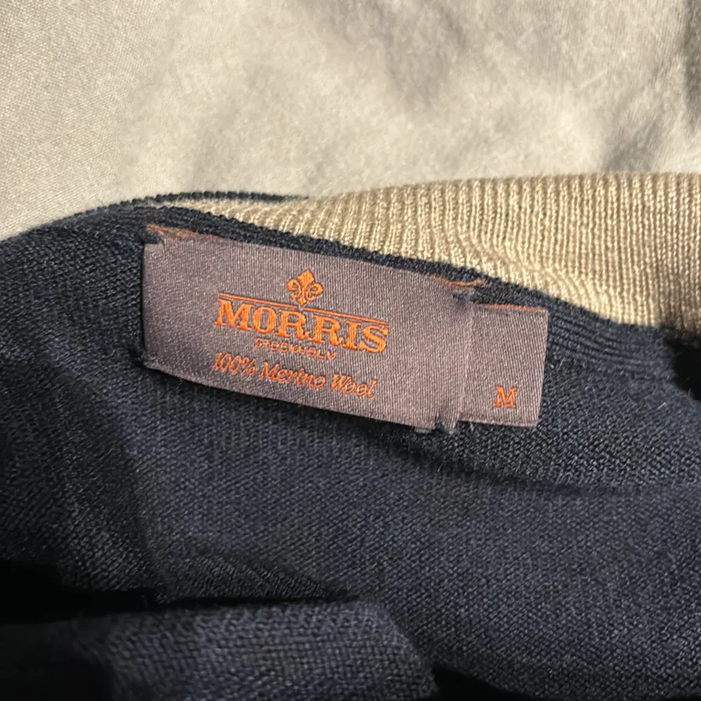Tja, säljer min Morris half zip. Storkleken är M men passar både S. Denna tröja har 2 små hål som man knappt ser. Skriv dm för frågor o intresse👍😁. Tröjor & Koftor.