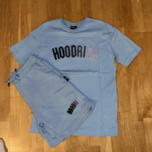 Hoodrich t shirt o shorts - Säljer detta feta hoodrich sett. Tishan är i storlek small och shortsen i medium. Köpta på Jd sport i Köpenhamn.  Hör av er vid fler frågor & funderingar:)