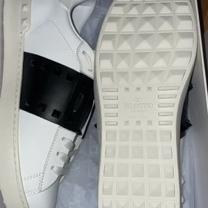 Valentino rockstud  - Fräscha skor knappt använda, kan fraktas eller hämtas, tillkommer dustbag och box såklart, för mer frågor hör av er och priset är ej hugget i sten❗️