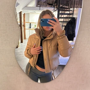 Beige pufferjacket - Cool nu till våren
