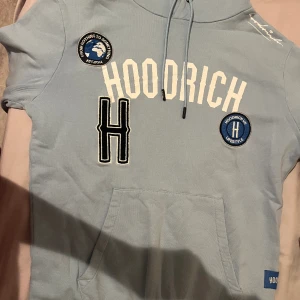 Hoodrich hoodie  - Säljer denna hoodie eftersom den inte kommer till användning längre. Original pris: 800kr. Kan sänka priset vid snabb affär.