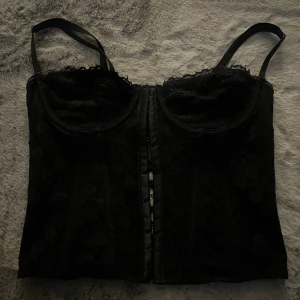 Topp - En super fin topp ifrån shein, den kommer inte till användning här tyvärr. Men super fin och passar till så många tillfällen 