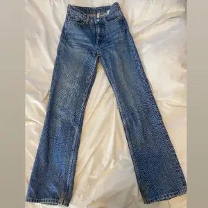Säljer Weekdays Voyage-jeans då de har blivit för små. De är väl använda vilket syns på sista bilden. Annars är de i bra skick. 