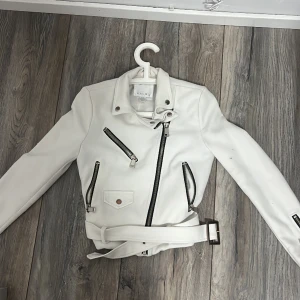  skinjacka  - En jätte fin skinjacka fast matriallet är jätte lent och mjukt den har varit använd men inte rörd på ett tag Går att sänka pris