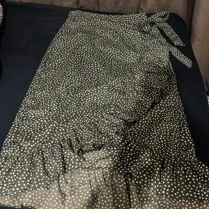 Somrig tjol - En somrig och luftig tjol som knappt har använts. Köpt på vero Moda i storlek S. Är knälång.