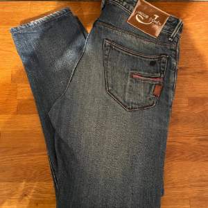 Hej! Säljer dessa asfeta Cohen jeans i size 31, passar ungefär som w29! Skick 9/10, kom privat om du har minsta lilla fråga!