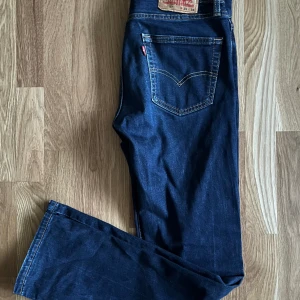 Levi’s jeans 511 - Ett par Levi’s 511 i fint skick. Sällan använda om ens någonsin då jag har ett till par likadana. De har en bra passform, inte för slim eller för baggy. Passar längd 180-185.