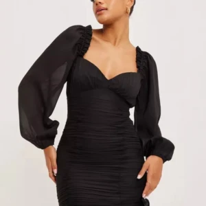 Svart klänning  - Svart klänning från Nelly aldrig använd och lappen sitter kvar