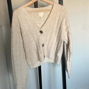 Stickad cardigan från H&M i storlek XS 