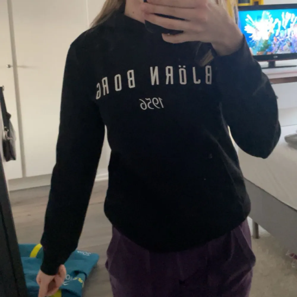 Säljer min basic svarta Björn Borg hoodie köpte den för 499kr men den var då redan lite för kort i mina armar så därför säljer jag den. Men inga defekter och super fin! . Hoodies.