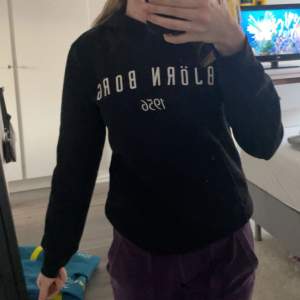 Säljer min basic svarta Björn Borg hoodie köpte den för 499kr men den var då redan lite för kort i mina armar så därför säljer jag den. Men inga defekter och super fin! 