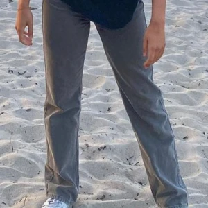 Jeans - As snygga gråa jeans ifrån weekday i modellen rowe som inte säljs längre, str 25/30🥰 endast använda fåtal gånger. Nypris 500 (jeansen är lite skrynkliga på bilderna)