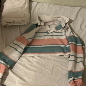 Randig tröja  - Pastell blus/tröja knappt använd, säljer då de inte är min stil.