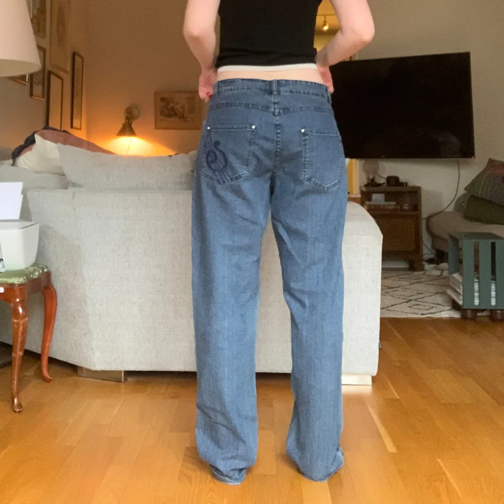 Fina jeans med snygga detaljer! . Jeans & Byxor.