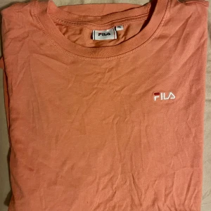 Fila t-shirt - Fin tisha från Fila i vårig-somrig aprikos färg.