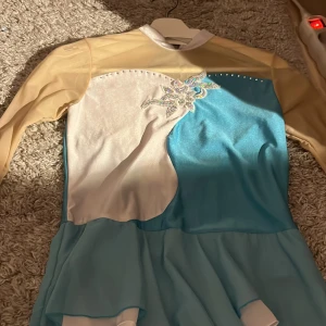 Konståkning kläning - Jätte fin använt typ 1-2 gngr inga skador pris kan diskuteras. Skriv för fler bilder🩷