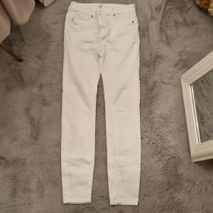 Jeans - Vita skinny push up jeans byxor som jag inte använder mig av längre, fint skick förutom att "storleks lappen" är lite lös. Byxorna är från new yorker. Storlek:29 EU