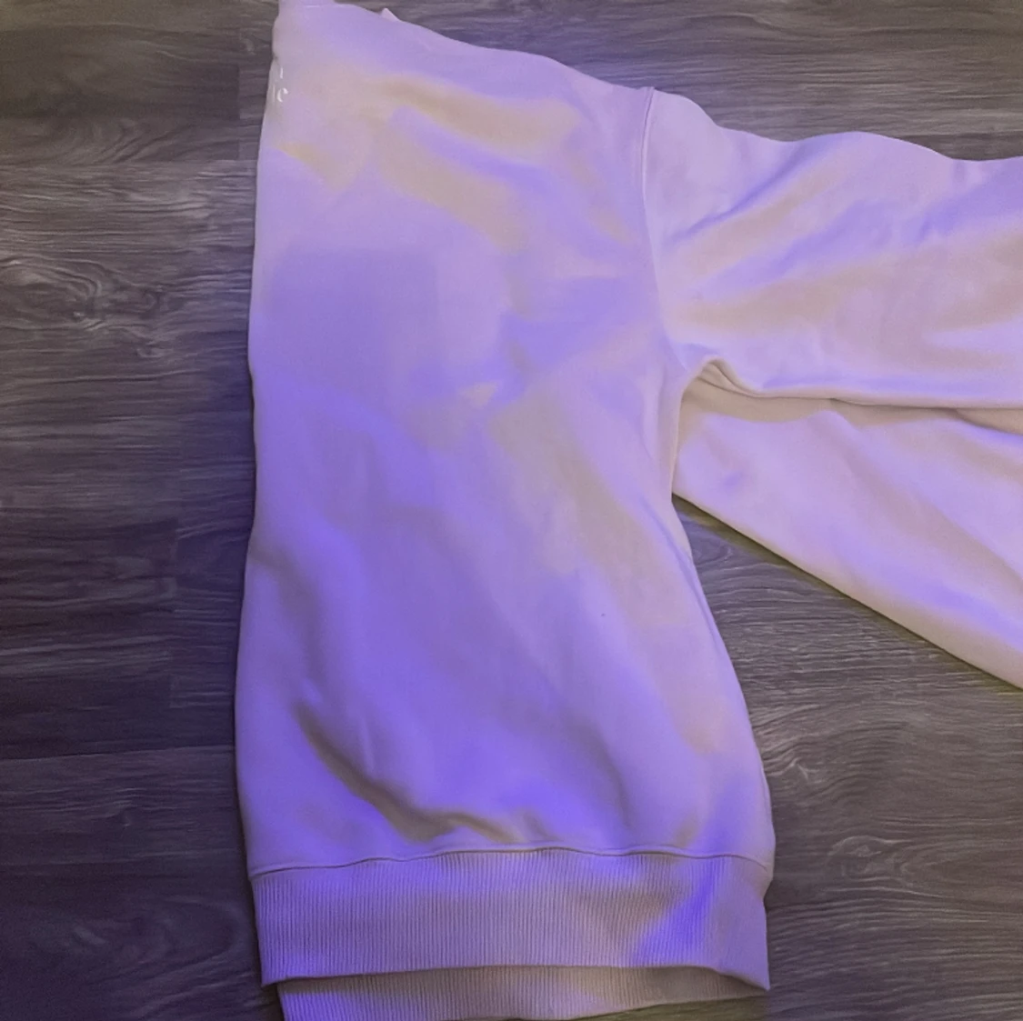 En snygg ariana tröja  - 90