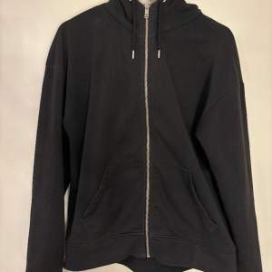 Svart zip hoodie från SOC i storlek S.💕