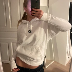 coolaste hoddien - säljer denna as snygga zadig hoddien!! med coolaste trycket där bak, nån liten fläck som inte går bort (skriv privat för bilder)