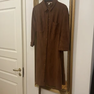 Skjortklänning i mockaimitation från ESPRIT - Brun klänning i mockaimitation i fint skick! Passar både till vardags och till fest⭐️