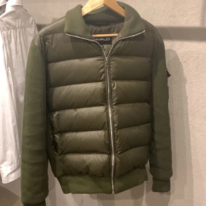 Cardigan Bvaldi - Säljer min Bvaldi Cardigan. Storlek M. Nypris 2000, mitt pris 1200. 